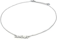 Load image into Gallery viewer, stijlvolle zilverkleurige ketting met de tekst “Amour”. Het minimalistische en elegante design straalt liefde en vrouwelijkheid uit, waardoor deze ketting perfect is om iedere dag te dragen.
