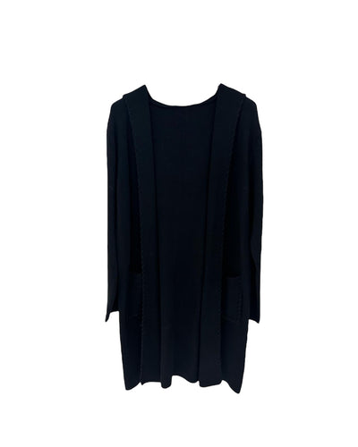 Zwart Lang Vest Mae Knitwear, met luxe rijgsteek. Elegant en comfortabel vest in een super zachte knitwear kwaliteit. Het lange model valt soepel langs het lichaam en biedt een stijlvolle, nonchalante uitstraling door de capuchon en zakken. De rijgsteek geeft het vest een moderne en luxe touch.