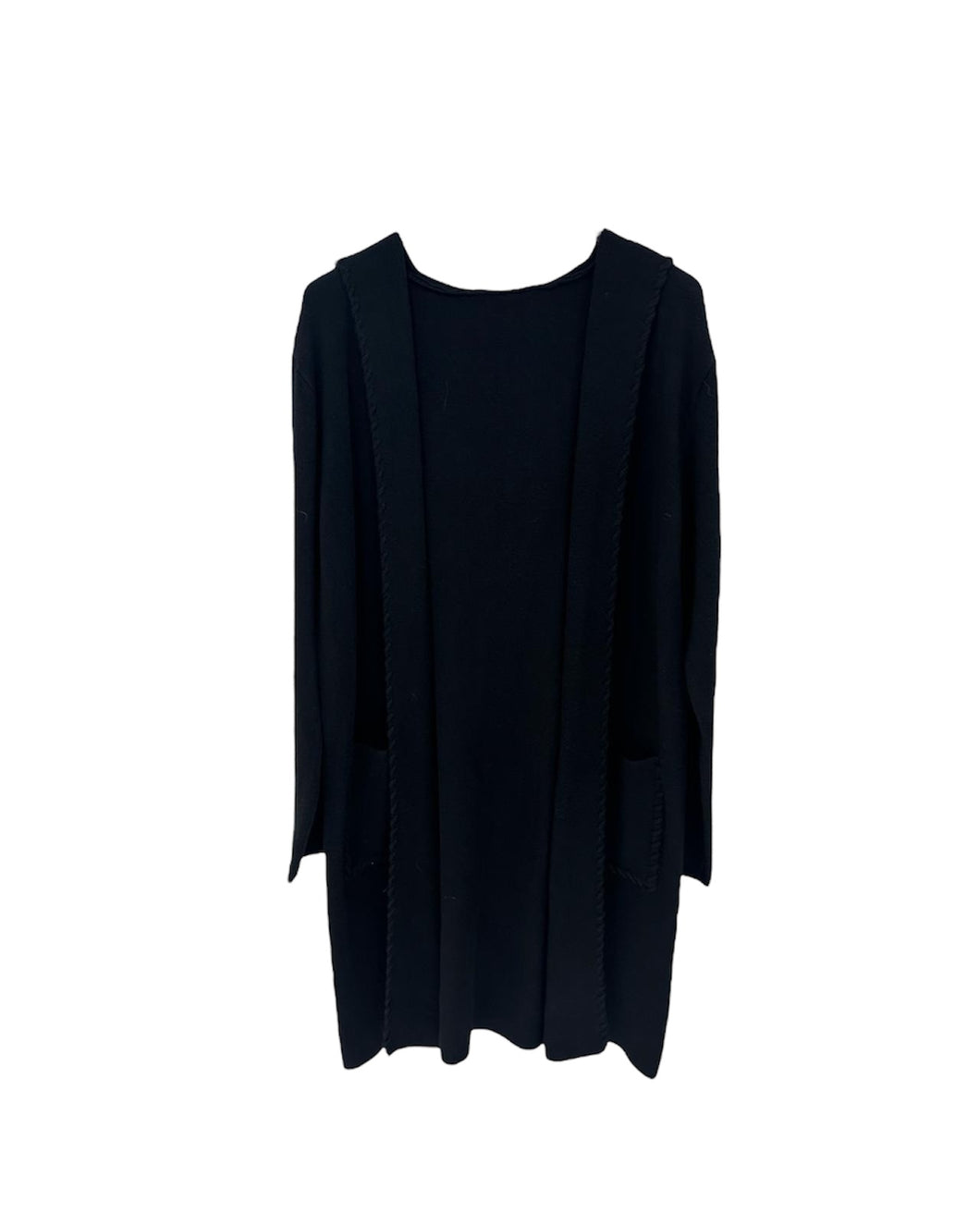 Zwart Lang Vest Mae Knitwear, met luxe rijgsteek. Elegant en comfortabel vest in een super zachte knitwear kwaliteit. Het lange model valt soepel langs het lichaam en biedt een stijlvolle, nonchalante uitstraling door de capuchon en zakken. De rijgsteek geeft het vest een moderne en luxe touch.