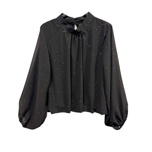 Zwarte Blouse. Feestelijke en Elegante blouse met vrouwelijke ballonmouwen, elastieke band en knoopsluitingen in de nek. De soepele stof valt mooi om het lichaam en geeft elke outfit een stijlvolle, luxueuze look. Perfect voor zowel feestelijke gelegenheden als een chique outfit.