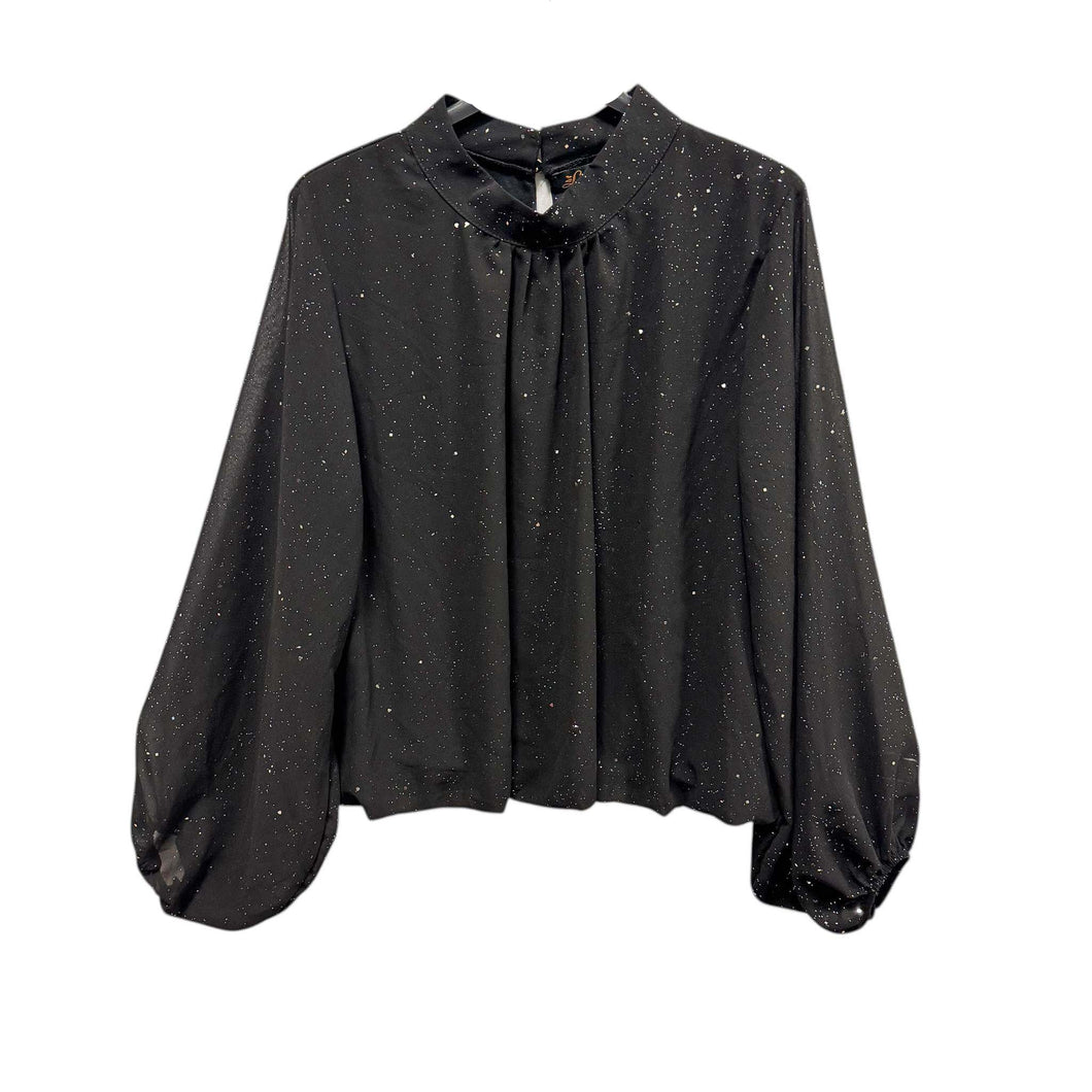 Zwarte Blouse. Feestelijke en Elegante blouse met vrouwelijke ballonmouwen, elastieke band en knoopsluitingen in de nek. De soepele stof valt mooi om het lichaam en geeft elke outfit een stijlvolle, luxueuze look. Perfect voor zowel feestelijke gelegenheden als een chique outfit.