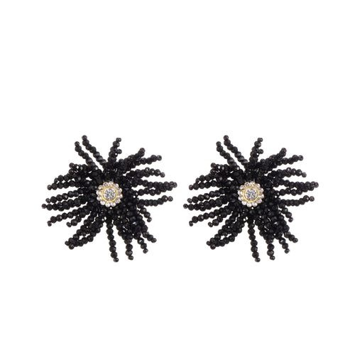 Zwarte Oorbellen Liv Flower zijn prachtig vormgegeven in de vorm van een bloem, in zwarte kraaltjes. Een ware eyecatcher, deze statement oorbellen. 