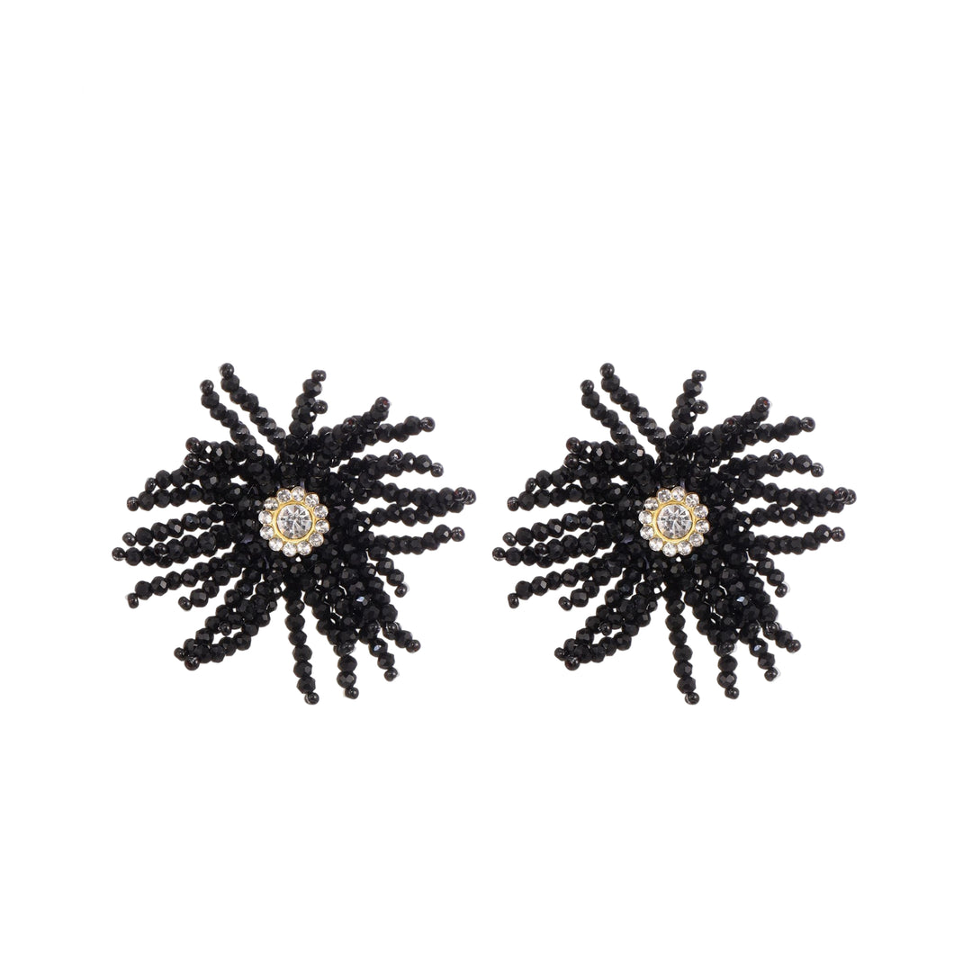Zwarte Oorbellen Liv Flower zijn prachtig vormgegeven in de vorm van een bloem, in zwarte kraaltjes. Een ware eyecatcher, deze statement oorbellen. 