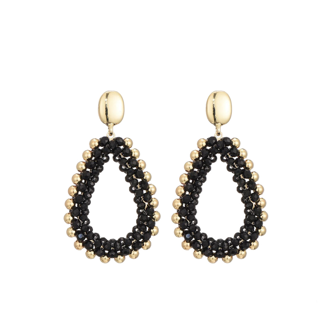 Zwarte Oorbellen Yara zijn prachtig vormgegeven in de vorm van een druppel, met sierlijke zwarte en gouden kraaltjes.