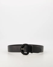 Load image into Gallery viewer, Zwarte Riem, Lederen Riem Zenda met grote zilverkleurige gesp, omwikkeld met lederen veter. Riem is 4 cm breed en verkrijgbaar in verschillende kleuren: Cognac, Zwart.
