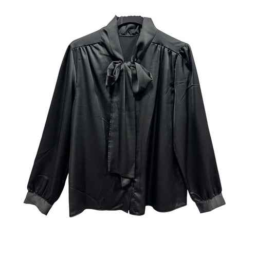 Zwarte Glanzende Satijnen Blouse met pofschouder en strik. Een elegante en vrouwelijke blouse, perfect voor elke feestelijke gelegenheid. Ook in andere kleuren.