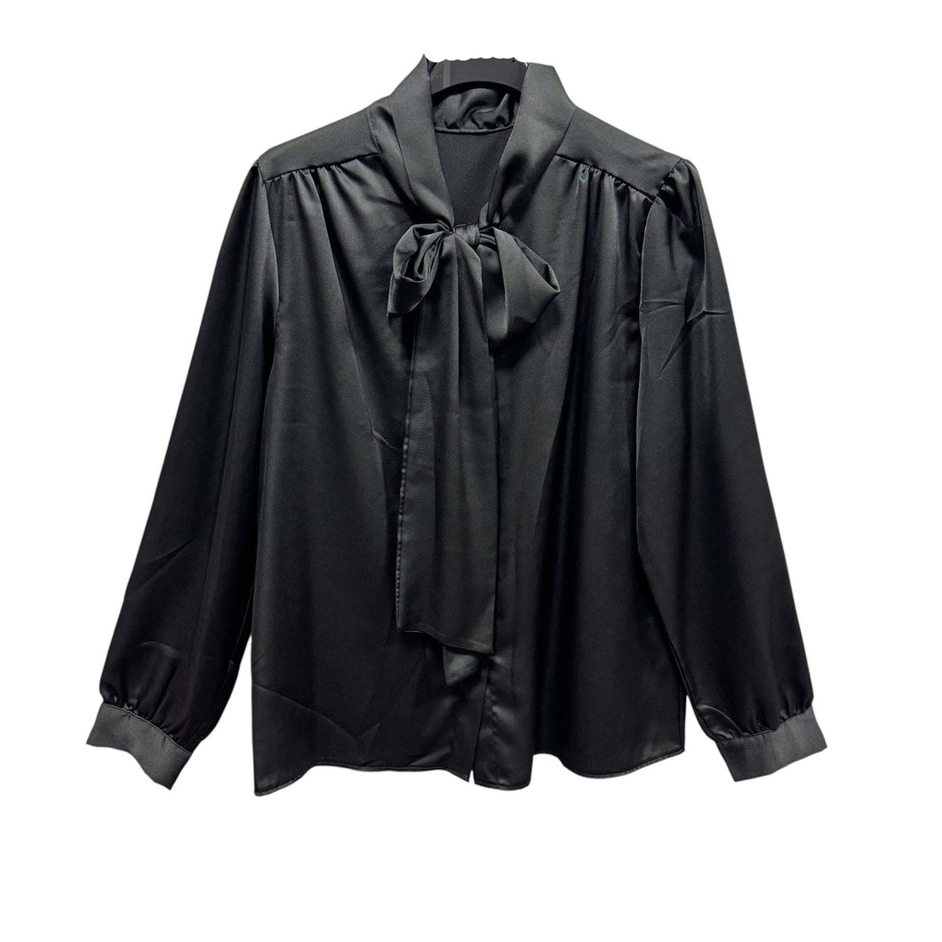 Zwarte Glanzende Satijnen Blouse met pofschouder en strik. Een elegante en vrouwelijke blouse, perfect voor elke feestelijke gelegenheid. Ook in andere kleuren.