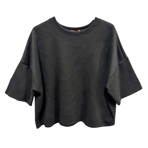 Zwarte Sweater in Jogging stof van Mooij in een luxueuze stof. Een sweater, met ronde hals en wijde 3/4 mouwen, die heerlijk zit en qua stof mooi valt door een zwaardere kwaliteit stof. Een heerlijke sweater, als goede basis. Sweater is verkrijgbaar in verschillende kleuren: zwart, grijs.