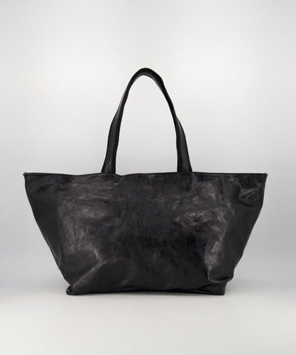 Zwarte Tas, grote lederen schoudertas met ritssluiting. Tas Tropez, model 'big shopper' of weekendtas, is een metallic uitvoering. De tas heeft een groot hoofdvak met aan de binnenzijde een ritsvakje en is verkrijgbaar in verschillende uitvoeringen: Metallic Fuchsia, Metallic Zwart, Pressed Suède Leopard.