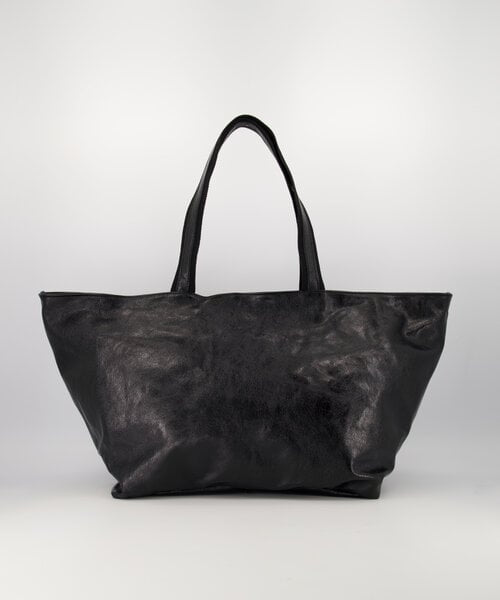 Zwarte Tas, grote lederen schoudertas met ritssluiting. Tas Tropez, model 'big shopper' of weekendtas, is een metallic uitvoering. De tas heeft een groot hoofdvak met aan de binnenzijde een ritsvakje en is verkrijgbaar in verschillende uitvoeringen: Metallic Fuchsia, Metallic Zwart, Pressed Suède Leopard.