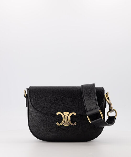 Zwarte Tas Favi is een stijlvol lederen crossbody tas gemaakt van generfd leer, luxe leersoort. De tas wordt geleverd met een breed afneembaar lederen hengsel. Tas Favi heeft een hoofdvak met aan de binnenzijde een ritsvak. Tas Favi, verkrijgbaar in verschillende kleuren Zwart, Goud. Prachtige Tas met luxe uitstraling.
