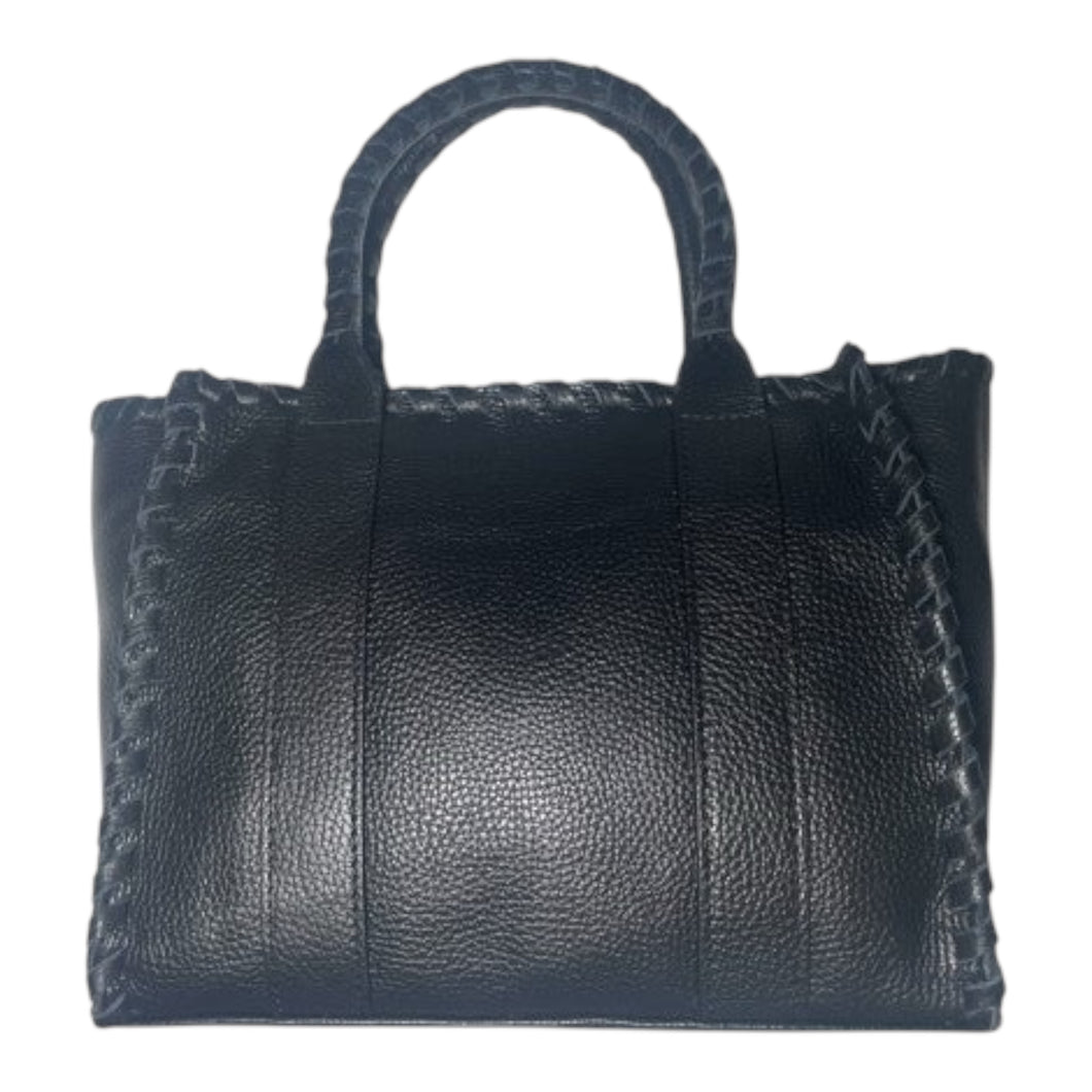 Zwarte Tas met luxe vlechtwerk, type Tote Bag is een stijlvolle lederen handtas met afneembaar en verstelbaar hengsel, waardoor de tas ook als crossbody gedragen kan worden. Afmeting tas is ca. 26cm x 21cm x 10cm. Deze tas is een ware eyecatcher.