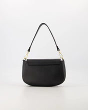Load image into Gallery viewer, Zwarte Tas Marissa is een leren handtas die ook gedragen kan worden als crossbody tas door middel van een verstelbaar hengsel, welke afneembaar is. De tas heeft een hoofdvak met een klein ritsvak. De tas wordt gesloten door door middel van een rits en aan de voorzijde zit een draaisluiting. Tas Marissa is verkrijgbaar in verschillende kleuren: Zwart, Bordeaux.
