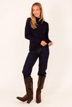 Afbeelding in Gallery-weergave laden, Zwarte Trui met Turtleneck en lange mouwen. Een heerlijk zachte dunne trui met cashmere. Deze trui is verkrijgbaar in verschillende kleuren.
