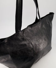 Afbeelding in Gallery-weergave laden, Zwarte Tas, grote lederen schoudertas met ritssluiting. Tas Tropez, model &#39;big shopper&#39; of weekendtas, is een metallic uitvoering. De tas heeft een groot hoofdvak met aan de binnenzijde een ritsvakje en is verkrijgbaar in verschillende uitvoeringen: Metallic Fuchsia, Metallic Zwart, Pressed Suède Leopard.
