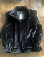Afbeelding in Gallery-weergave laden, Zwarte bodywarmer Faux Fur Onesize t/m maat L
