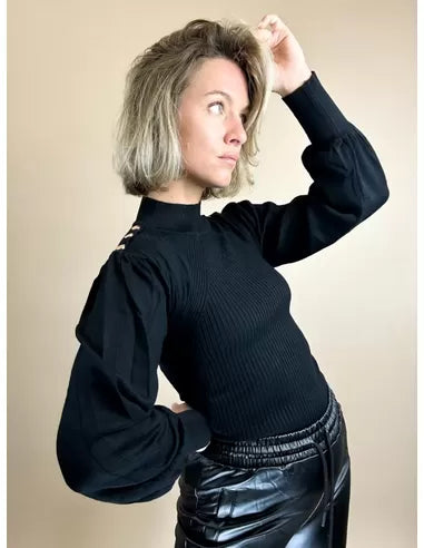 Zwarte Dunne Trui met hoge kraag, turtleneck, pofmouwen met brede manchetten. De trui heeft gouden knopen op de schouders en ribgebreide boorden. De trui is verkrijgbaar in gecombineerde maten: S/M en M/L. itemreferentie: 5113_EAN1000001373140