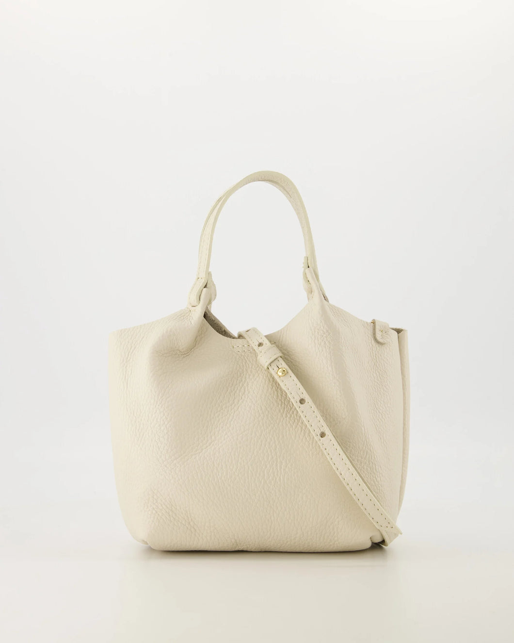Tas Baby Lou is een praktische en elegante handtas met een afneembaar en verstelbaar hengsel, waardoor deze tas zowel als handtas als crossbody gedragen kan worden.

