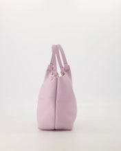 Afbeelding in Gallery-weergave laden, Tas Baby Lou is een praktische en elegante handtas met magneetsluiting. Tas heeft een afneembaar en verstelbaar hengsel, waardoor deze tas zowel als handtas als crossbody gedragen kan worden. Deze tas is vervaardigd van hoogwaardig leer en is ideaal voor dagelijks gebruik.

Tas Baby Lou is verkrijgbaar in verschillende kleuren: Ecru, Geel, Lila, Jeansblauw suède, Luipaard suède. Afmeting : 16cm x 17cm x 10cm
