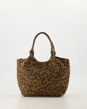 Afbeelding in Gallery-weergave laden, Tas Baby Lou is een praktische en elegante handtas met een afneembaar en verstelbaar hengsel, waardoor deze tas zowel als handtas als crossbody gedragen kan worden. Deze tas is vervaardigd van hoogwaardig leer en is ideaal voor dagelijks gebruik. Tas Baby Lou is verkrijgbaar in verschillende kleuren: Ecru, Geel, Lila, Jeansblauw suède, Luipaard suède.
Afmeting : 16cm x 17cm x 10cm
