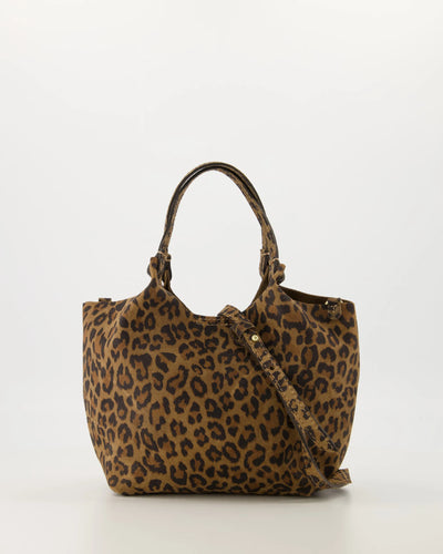 Tas Baby Lou is een praktische en elegante handtas met een afneembaar en verstelbaar hengsel, waardoor deze tas zowel als handtas als crossbody gedragen kan worden.
Deze tas is vervaardigd van hoogwaardig leer en is ideaal voor dagelijks gebruik. Tas Baby Lou is verkrijgbaar in verschillende kleuren: Ecru, Geel, Lila, Jeansblauw suède, Luipaard suède.
Afmeting : 16cm x 17cm x 10cm