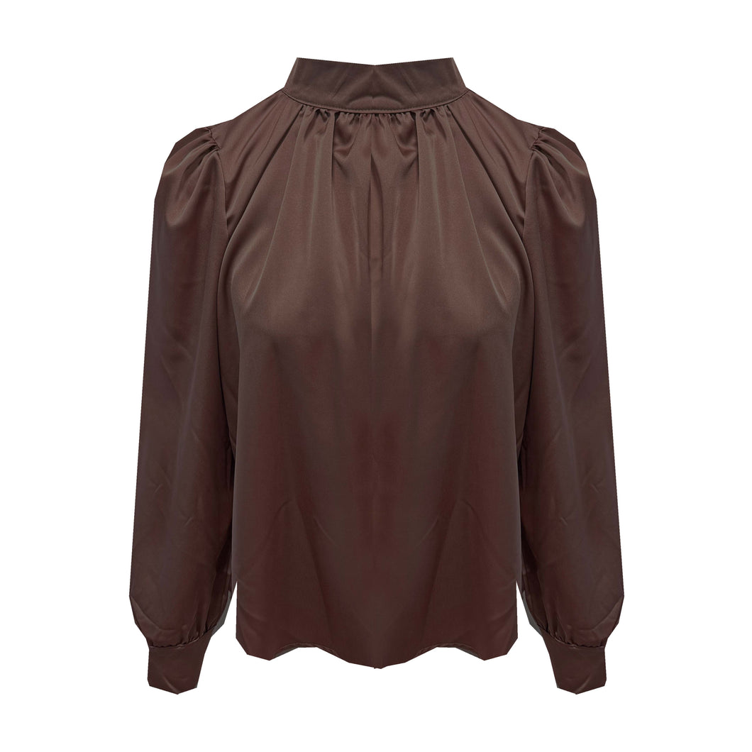 Bruine Glanzende Satijnen Blouse met Pofschouders en Hoge Kraag.
Elegante blouse van glanzende satijnstof met vrouwelijke pofschouders, een chique hoge kraag en twee knoopjes in de nek. De soepelvallende stof geeft een luxe uitstraling en voelt zacht aan op de huid. Perfect te combineren met een rok of pantalon voor een stijlvolle kantoorlook of een feestelijke outfit.