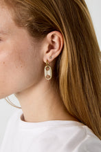 Load image into Gallery viewer, Oorbellen Shiny Bean. Deze elegante goudkleurige oorbellen met prachtige 'bean’ hanger met steentjes, zijn een echte blikvanger.
