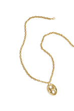 Load image into Gallery viewer, Deze elegante goudkleurige lange schakel ketting heeft een prachtige 'bean’ hanger, afgewerkt met zirkonia. Deze lange ketting is een echte blikvanger.
