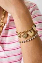 Load image into Gallery viewer, Een prachtige goudkleurige armband met zirkonia steentjes in hartjesvorm, lengte : 17cm + 5cm + 2cm. Leuk om cadeau te geven. Bestel nu online bij Yucicoco. 
