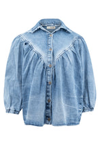 Afbeelding in Gallery-weergave laden, Denim Blouse Pancha Blue van ibzmode heeft een kraagje, sluit met de knopen, heeft gerafelde afwerkingen, elastiek bij de polsen en is geplooid bij de borsten. De gerafelde afwerkingen en elastiek bij de polsen geven een speelse twist aan het klassieke ontwerp. Verkrijgbaar in verschillende kleuren: Off White, Blue.
