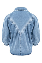 Afbeelding in Gallery-weergave laden, Denim Blouse Pancha Blue van ibzmode heeft een kraagje, sluit met de knopen, heeft gerafelde afwerkingen, elastiek bij de polsen en is geplooid bij de borsten. De gerafelde afwerkingen en elastiek bij de polsen geven een speelse twist aan het klassieke ontwerp. Verkrijgbaar in verschillende kleuren: Off White, Blue.
