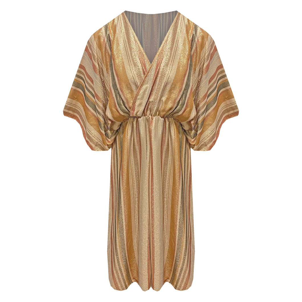 Jurk Lurex Stripes is een mooie comfortabele jurk met een V-hals en korte mouwen. Kan zowel chique als casual gedragen worden. De lurex draad zorgt voor een prachtige schittering in de zon. Prachtige Jurk in multicolor, Taupe / mosterdgeel / beige. Is ook verkrijgbaar in een Top.