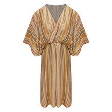 Load image into Gallery viewer, Jurk Lurex Stripes is een mooie comfortabele jurk met een V-hals en korte mouwen. Kan zowel chique als casual gedragen worden. De lurex draad zorgt voor een prachtige schittering in de zon. Prachtige Jurk in multicolor, Taupe / mosterdgeel / beige.
