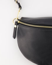 Afbeelding in Gallery-weergave laden, Zwarte Tas Fabi is een veelzijdige crossbody tas die ook als trendy heuptas gedragen kan worden. De tas is vervaardigd van Italiaans leder en is verkrijgbaar in verschillende kleuren: Donkerbruin, Zwart. Afmeting tas is ca. 30cm x 19cm x 9cm.
