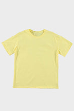 Afbeelding in Gallery-weergave laden, Geel T-shirt New York is een basis shirt van 100% katoen met ronde boord en korte mouwen. Op de achterkant heeft dit t-shirt een applicatie met letters NEW YORK. T-shirt New York is verkrijgbaar in verschillende kleuren: Wit/roze, Rood/wit, Geel/wit.
