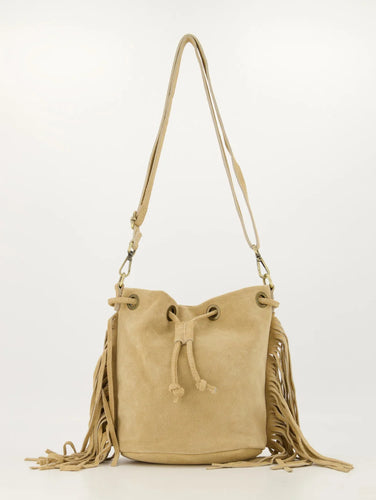 Tas Hazel is een trendy tas van zacht suède leer voorzien van een afneembaar en verstelbaar hengsel, geschikt om crossbody of over de schouder te dragen. Het hoofdvak sluit met een magneetsluiting en een trekkoord en heeft binnenin een handig ritsvakje. De franjes aan de zijkanten geven de tas een trendy look.