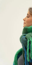 Load image into Gallery viewer, Lange Sjaal, een prachtige sjaal van Moment Amsterdam met referentie 51.110-23 in de kleur Bright Green met afmeting 180cmx35cm. Met deze sjaal blijf je lekker warm en maak jij jouw outfit helemaal compleet.
