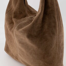 Load image into Gallery viewer, Taupe Suède Loreen is een schoudertas vervaardigd van suède leer. De tas heeft een hoofdvak met ritssluiting. Afmeting tas is 35cm x 32cm x 17cm.
