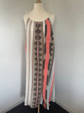 Load image into Gallery viewer, Jurk Aztec Taupe/Roze is een maxidress met verstelbare spaghetti bandjes. De jurk is one size en is te dragen van maat S t/m XXL.
