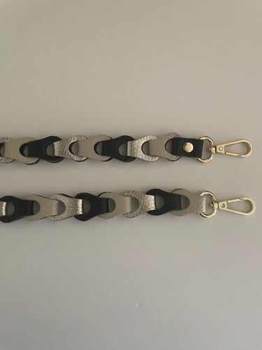 Lederen Bagstrap Small, schouderband voor aan een tas, ook als telefoonkoord te dragen. De band is ca. 2,5cm breed en is niet verstelbaar. De schouderband is in verschillende kleuren verkrijgbaar: Beige-Zwart-Zilvermetallic, Beige-Groen-Zilvermetallic, Beige-Rozemetallic-Bronsmetallic-Zilvermetallic.