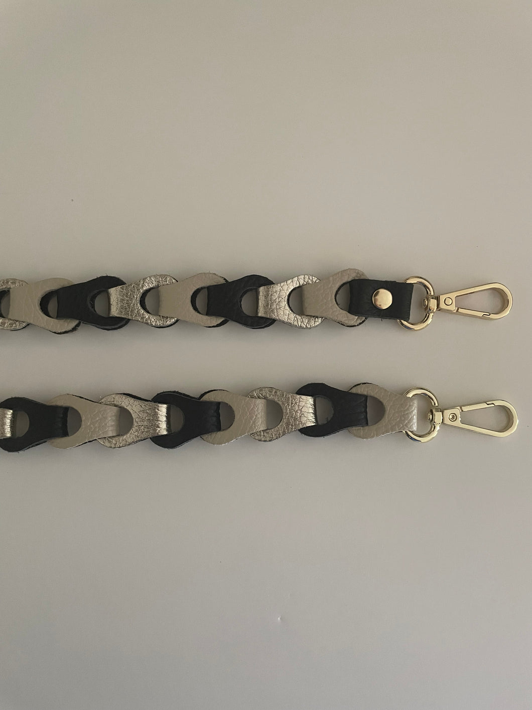 Lederen Bagstrap Small, schouderband voor aan een tas, ook als telefoonkoord te dragen. De band is ca. 2,5cm breed en is niet verstelbaar. De schouderband is in verschillende kleuren verkrijgbaar: Beige-Zwart-Zilvermetallic, Beige-Groen-Zilvermetallic, Beige-Rozemetallic-Bronsmetallic-Zilvermetallic.