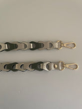 Load image into Gallery viewer, Lederen Bagstrap Small, schouderband voor aan een tas, ook als telefoonkoord te dragen. De band is ca. 2,5cm breed en is niet verstelbaar. De schouderband is in verschillende kleuren verkrijgbaar: Beige-Zwart-Zilver metallic, Beige-Groen-Zilver metallic, Beige-Rosé metallic-Brons metallic-Zilver metallic.
