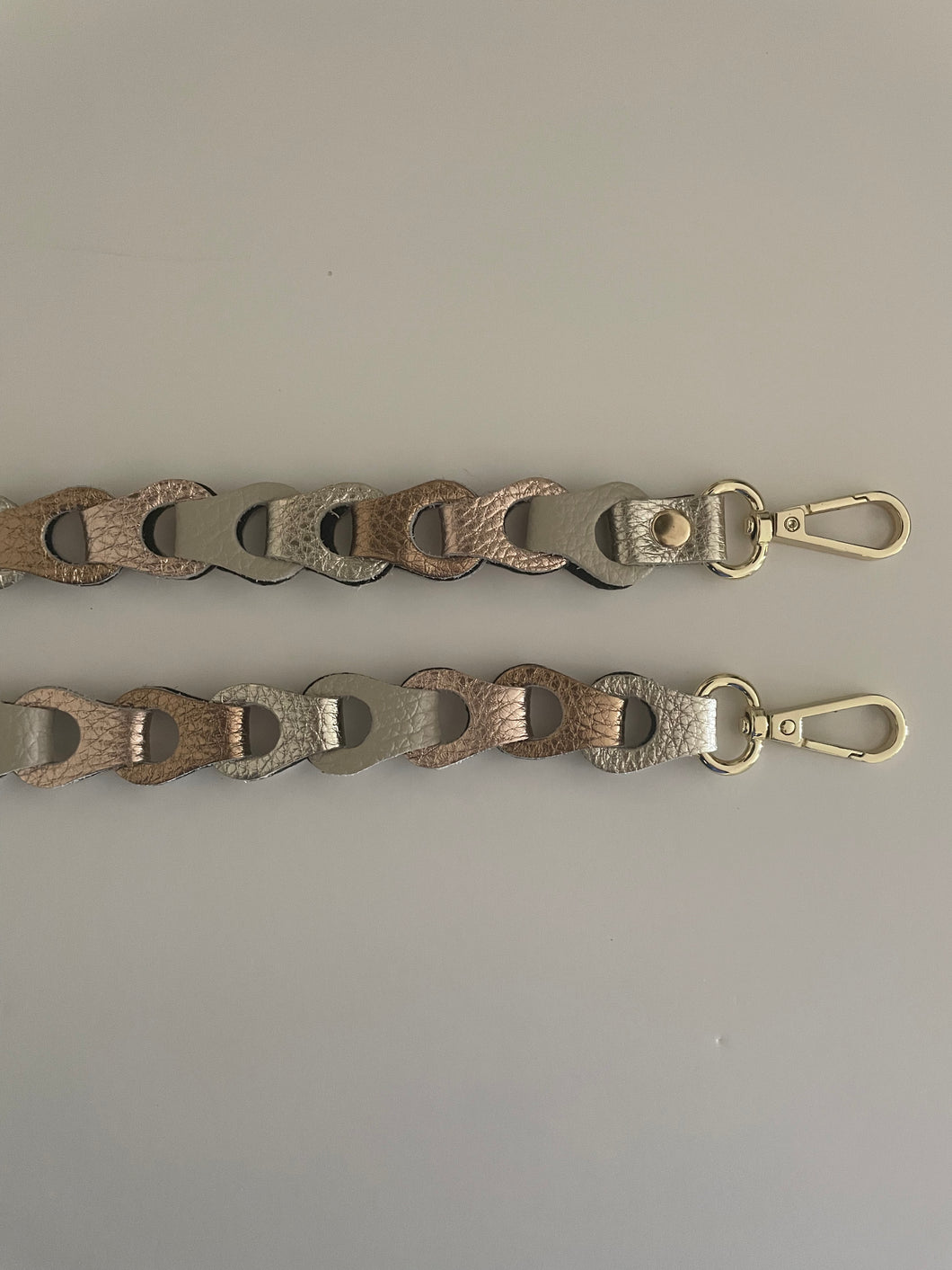 Lederen Bagstrap Small, schouderband voor aan een tas, ook als telefoonkoord te dragen. De band is ca. 2,5cm breed en is niet verstelbaar. De schouderband is in verschillende kleuren verkrijgbaar: Beige-Zwart-Zilver metallic, Beige-Groen-Zilver metallic, Beige-Rosé metallic-Brons metallic-Zilver metallic.