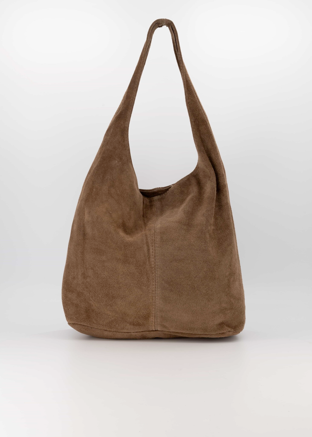 Taupe Suède Loreen is een schoudertas vervaardigd van suède leer. De tas heeft een hoofdvak met ritssluiting. Afmeting tas is 35cm x 32cm x 17cm.