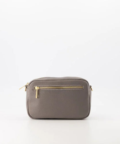 Grijze Tas, Irene Classic Grain is vervaardigd uit hoogwaardig Italiaans echt leer. Deze lederen schoudertas is ook als crossbodytas te dragen, tas wordt met een afneembaar en verstelbaar hengsel geleverd. De Irene schoudertas is verkrijgbaar in verschillende kleuren: Grijs, Bordeaux. Afmeting tas is 21cmx15cmx8cm.