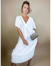 Afbeelding in Gallery-weergave laden, Witte Jurk Linnen Lonna is een ruimvallende jurk van linnen met een V-hals en korte mouwen. Dit model jurk is een ideaal model, dat veel vrouwen leuk zal staan.  
