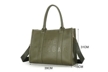 Afbeelding in Gallery-weergave laden, Groene Tas, type Tote Bag is een kunstlederen handtas met &#39;The Tote Bag&#39; op voor- en achterkant. Deze tas is ideaal voor werk en school, biedt veel opbergruimte
