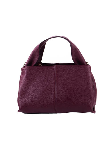 Bordeauxrode Lederen Tas Bella is een stevige handtas met een schouderband. Aan de binnenzijde zit een ritssluiting en de tas sluit met een magneetsluiting. De tas komt met een verstelbaar en afneembaar lang hengsel. Tas Bella is ook crossbody te dragen en is verkrijgbaar in verschillende kleuren. 