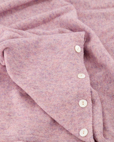 Roze Lois Sjaal is een luxueuze accessoire gemaakt van een hoogwaardige blend van materialen. Deze sjaal biedt een perfecte combinatie van zachtheid, warmte en stijl. Een leuk detail van deze sjaal zijn de knoopjes die op beide zijden zijn bevestigd.