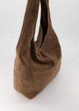 Load image into Gallery viewer, Taupe Suede Loreen is een schoudertas vervaardigd van suède leer. De tas heeft een hoofdvak met ritssluiting.  Afmeting tas is 35cm x 32cm x 17cm.

